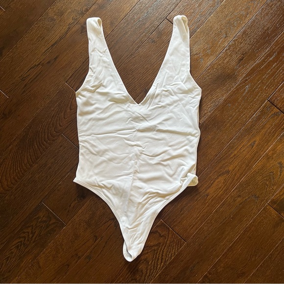 Contour V-neck bodysuit - Picture 7 of 7